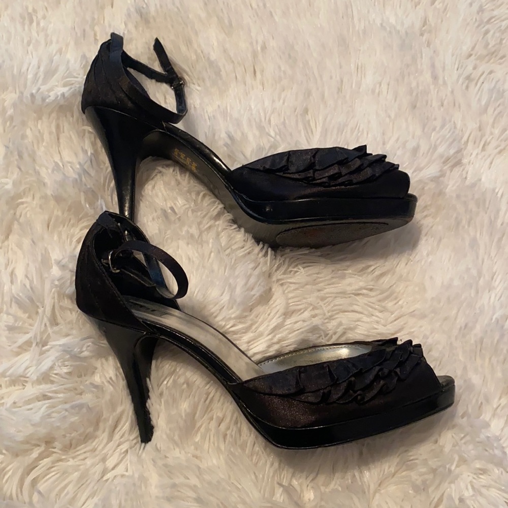 Bakers size 8 black ruffle heel